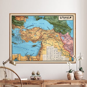 Könnte beinhalten: Eine Vintage-Karte des Nahen Ostens, gedruckt auf Papier und in einem braunen Holzrahmen gerahmt. Die Karte trägt den Titel "Միջին Արևելք" in Armenisch. Die Karte zeigt die Länder Türkei, Syrien, Libanon, Israel, Jordanien, Irak, Iran, Kuwait, Saudi-Arabien, Jemen und Oman.