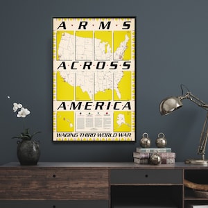 Pode incluir: Um pôster vintage com um mapa amarelo dos Estados Unidos intitulado "Arms Across America: Waging Third World War". O pôster apresenta pontos vermelhos no mapa, representando locais.