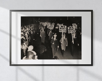 Poster « Nous Voulons Aussi De La Bière ! Les Femmes Qui Protestaient Contre La Prohibition En Noir Et Blanc Par Rosaspahr