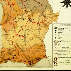 Puede incluir: Un mapa vintage de Portugal, que muestra las regiones de Algarve, Alentejo y Beja. El mapa est&aacute; en tonos de amarillo, marr&oacute;n y rojo, con l&iacute;neas negras que indican carreteras y r&iacute;os. El mapa incluye varios s&iacute;mbolos y etiquetas de texto, incluidas ciudades, pueblos y caracter&iacute;sticas geogr&aacute;ficas.