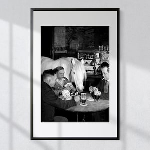 "Nostalgisches Pferdespiel: Vintage Schwarzweiß Fotodruck ""Die Neugierde eines weißen Pferdes bei einem Bier-Kartenspiel"""