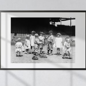 Baseball : tout-petits, petits garçons et filles joueurs - impression photographie noir et blanc vintage