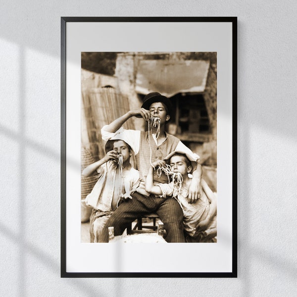 Drei Jungs aus Neapel, die mit Pasta herumalbern| Vintage Fotografie Druck | Restaurant, Esszimmer, Küche Wand Kunst Dekor