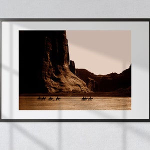 Patrimonio Navajo Atemporal: Impresión fotográfica vintage en blanco y negro: Jinetes en el Cañón de Chelly