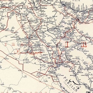 Może przedstawiać: Mapa Bliskiego Wschodu przedstawiająca kraje Iran, Irak i Arabia Saudyjska. Mapa jest w kolorze czerwonym i niebieskim, z nazwami miast i miasteczek napisanymi po angielsku i arabsku. Mapa jest datowana na 1949 rok.
