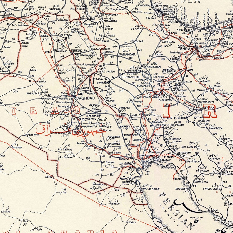 Może przedstawiać: Mapa Bliskiego Wschodu przedstawiająca kraje Iran, Irak i Arabia Saudyjska. Mapa jest w kolorze czerwonym i niebieskim, z nazwami miast i miasteczek napisanymi po angielsku i arabsku. Mapa jest datowana na 1949 rok.