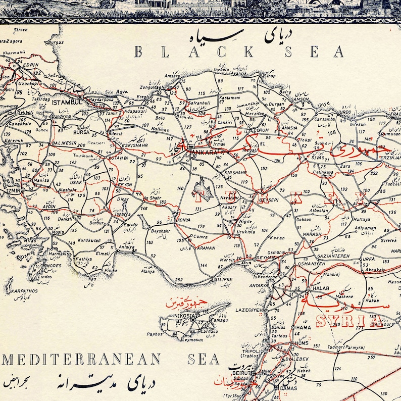 Może przedstawiać: Antyczna mapa Turcji i otaczających ją kraj&oacute;w, w tym Syrii, Libanu i Grecji. Mapa jest wydrukowana w czerni i bieli z czerwonymi liniami oznaczającymi drogi. Mapa nosi tytuł "Morze Czarne" w języku angielskim i tureckim.