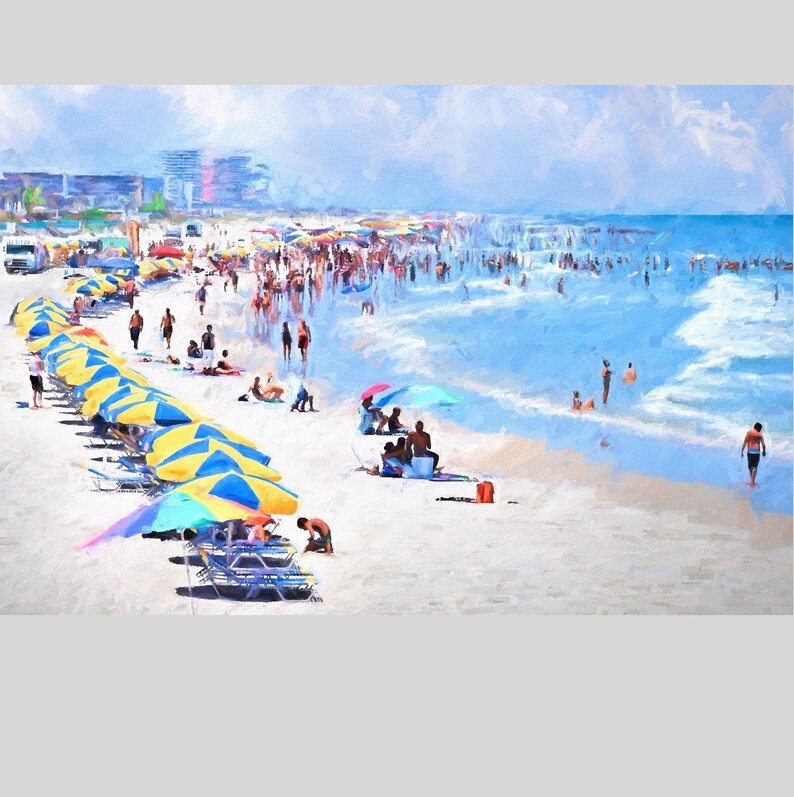 Pu&ograve; includere: Un dipinto a olio di una spiaggia affollata con una lunga fila di ombrelloni a righe gialle e blu sulla sabbia bianca, dove numerose persone nuotano tra le onde blu dell'oceano e si rilassano sotto il sole in una giornata limpida.