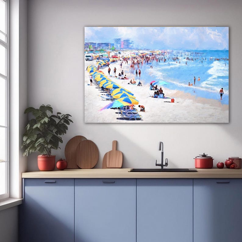 Pu&ograve; includere: Una stampa artistica rettangolare da parete che raffigura una scena di spiaggia affollata con numerosi ombrelloni a righe gialle e blu, persone che si rilassano sulla sabbia e bagnanti nell'acqua blu dell'oceano, sopra un piano cucina.