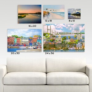 Pu&ograve; includere: Una collezione di cinque stampe artistiche rettangolari da parete esposte sopra un divano. Le stampe raffigurano paesaggi e vedute urbane con dimensioni indicate di 16x20, 12x18, 8x10, 20x30 e 24x36 cm, mostrando scene di una palude, una spiaggia, una montagna e un porto.
