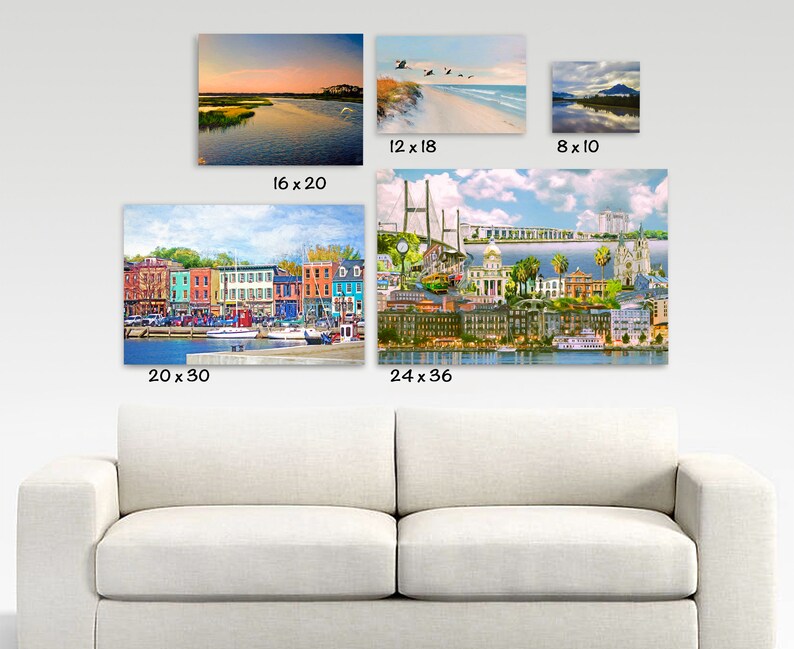 Pu&ograve; includere: Una collezione di cinque stampe artistiche rettangolari da parete esposte sopra un divano. Le stampe raffigurano paesaggi e vedute urbane con dimensioni indicate di 16x20, 12x18, 8x10, 20x30 e 24x36 cm, mostrando scene di una palude, una spiaggia, una montagna e un porto.