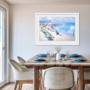 Pu&ograve; includere: Un dipinto paesaggistico incorniciato che raffigura una spiaggia affollata con numerosi ombrelloni gialli e blu lungo la riva sabbiosa, onde blu e persone sparse sulla sabbia, il tutto presentato in una cornice rettangolare bianca.