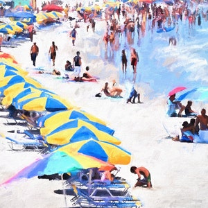 Pu&ograve; includere: Un dipinto a olio di una spiaggia affollata con una lunga fila di ombrelloni a righe gialle e blu allineati sulla sabbia bianca. Numerose figure sono sparse lungo la riva, alcune camminano vicino all'acqua e altre si riposano.