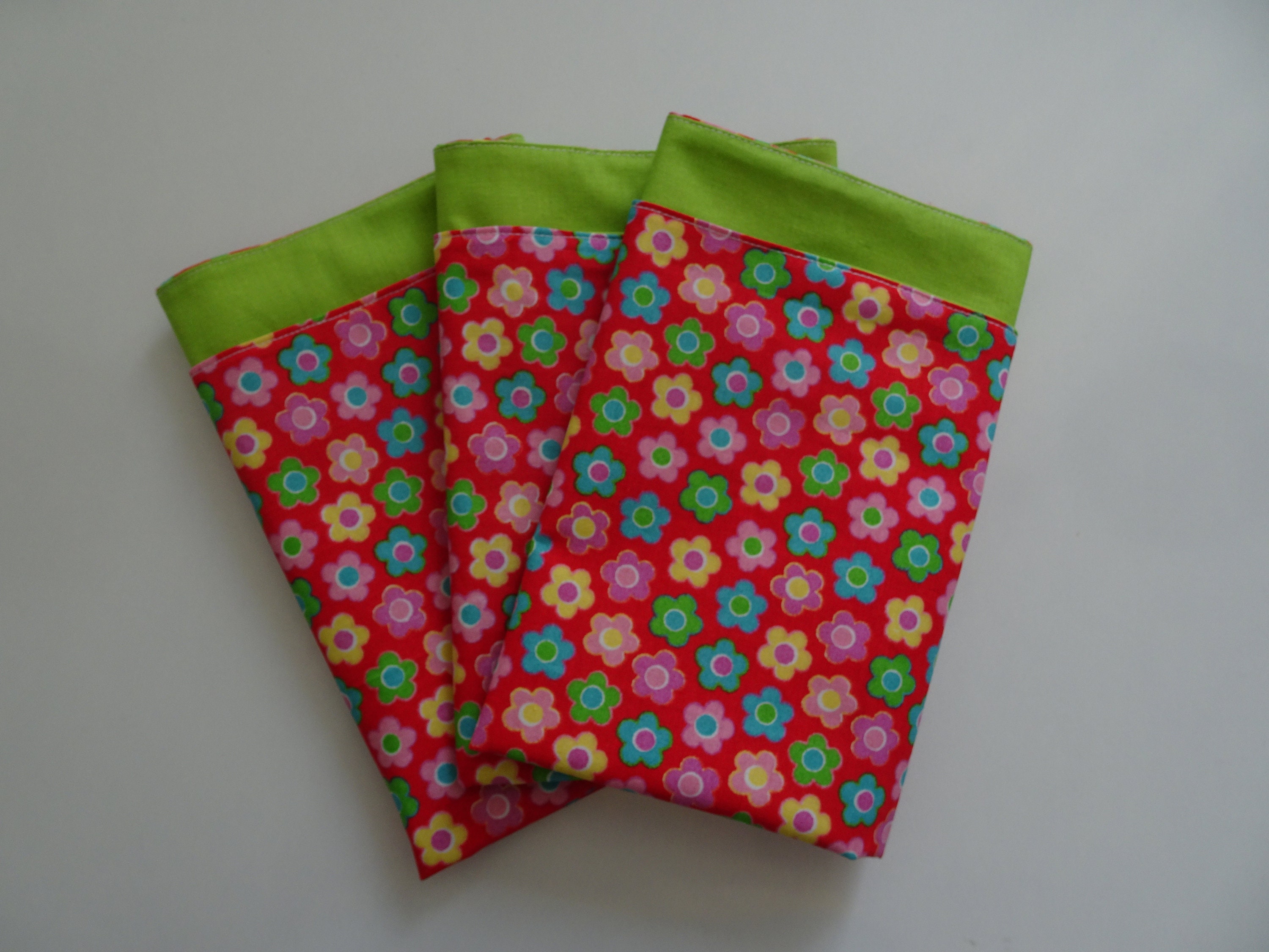 Lot de 3 Serviettes Tables Motifs Fleurs sur Fond Rouge