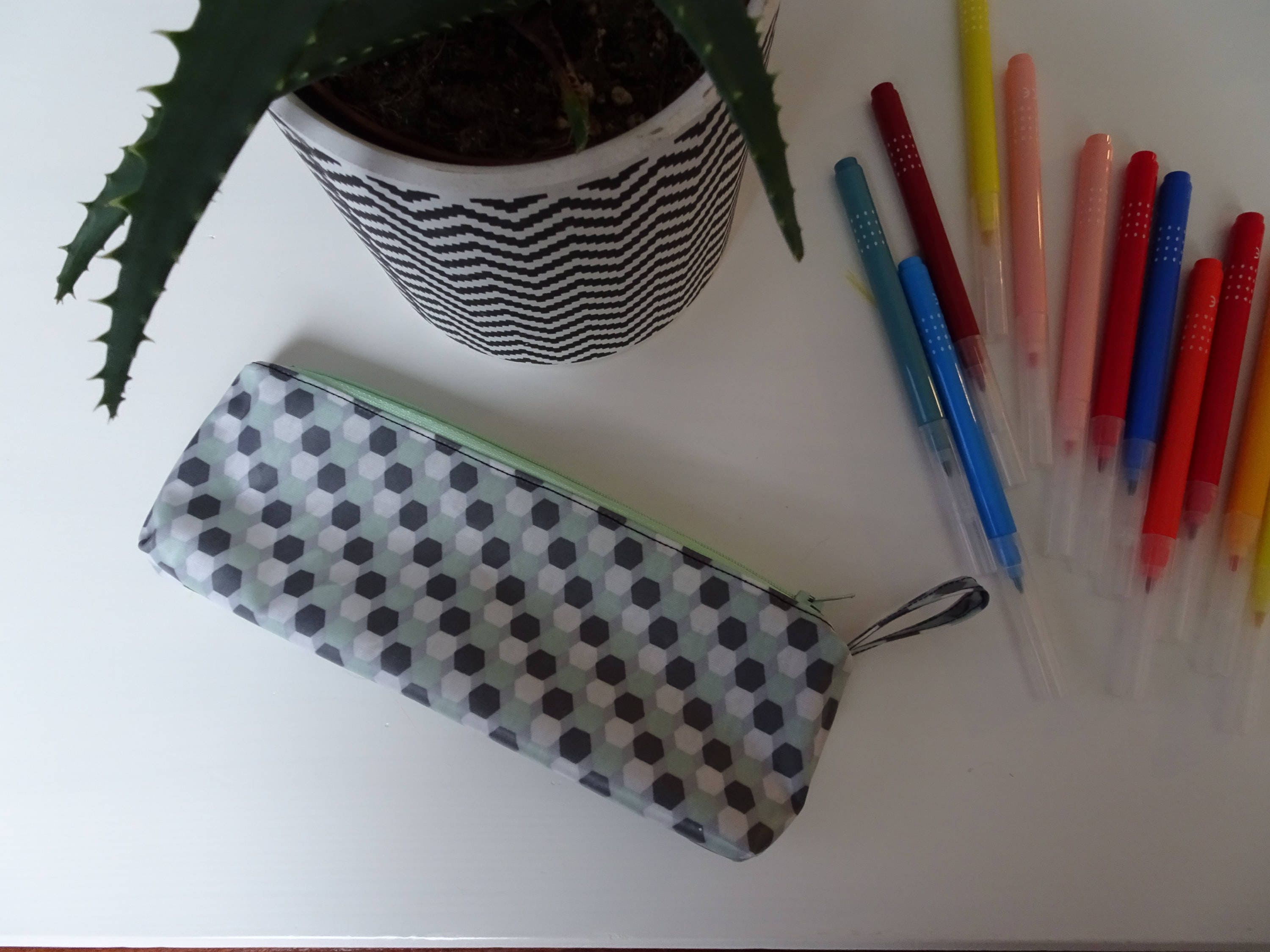 Trousse en Tissu Enduit Motif Géométrique Vert Menthe