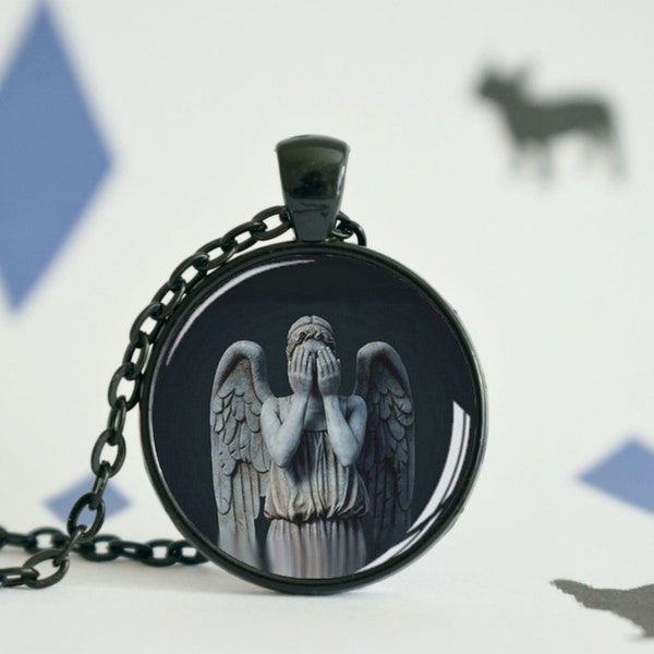 Don't Blink - Pendentif rond en bronze ou argent - Cabochon en verre - Dr. Who - Cadeau geek - Etsy gift - Ange statue