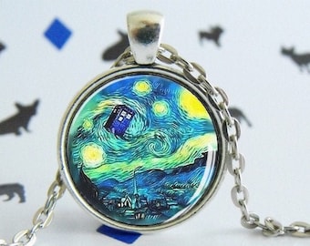 Van Gogh Tardis - Collier pendentif rond - Cabochon verre - Docteur Who - Nuit étoilée - Bijou cadeau geek - Etsy gift - Tableau - Peintre