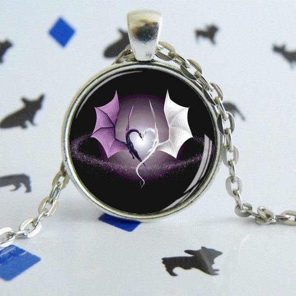 Dragon Love - Collier pendentif rond - Cabochon en verre - Cadeau geek fantasy - Bijou gothique - Dragons - Violet - Blanc - Noir