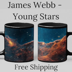 Puede incluir: Dos tazas de café negras con una imagen colorida de una nebulosa del telescopio James Webb. El texto "James Webb - Young Stars" está impreso sobre las tazas.