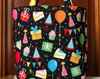 Bolsa de tela para regalo de cumpleaños/bolso pequeño/bolsa para obsequios o recuerdos de fiesta, reutilizable y hecha a mano: gorros de fiesta de cumpleaños y globos sobre fondo negro.