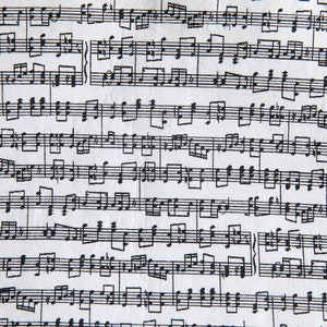 Puede incluir: Primer plano de una tela blanca cubierta de notaci&oacute;n musical negra. La partitura presenta pentagramas, notas y otros s&iacute;mbolos musicales. El patr&oacute;n se repite en la tela, creando un efecto texturizado.