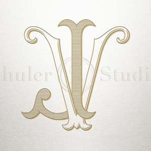 Puede incluir: Un monograma dorado con las letras "JV" entrelazadas. Las letras están estilizadas con un toque decorativo.