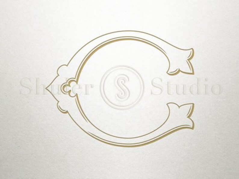 K&ouml;nnte beinhalten: Ein verziertes, dekoratives Monogramm des Buchstabens C in Gold.