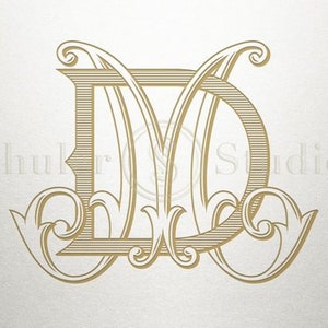 Könnte beinhalten: Ein goldenes Monogramm mit den Buchstaben "M" und "D", die in einem dekorativen, verzierten Stil miteinander verschlungen sind.