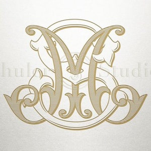 Könnte beinhalten: Ein goldenes Monogramm mit den Buchstaben "M" und "S", die in einem dekorativen, verzierten Design miteinander verschlungen sind. Die Buchstaben sind von einem Kreis und floralen Akzenten umgeben.