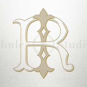 Könnte beinhalten: Ein goldenes Monogramm-Initial "R" mit einer dekorativen Verzierung. Der Buchstabe ist in einer klassischen, eleganten Schriftart.