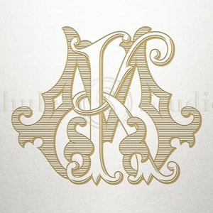 Op de afbeelding: Een gouden monogram met de letters "M" en "K" die in een decoratieve, sierlijke stijl met elkaar verweven zijn.
