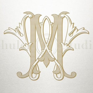 Puede incluir: Un monograma dorado con las letras "MM" entrelazadas y rodeadas de diseños florales ornamentados.