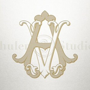 Op de afbeelding: Een monogramontwerp met de letters "A" en "V" die in een decoratieve, sierlijke stijl met elkaar verweven zijn. De letters zijn goudkleurig en hebben een gestreept patroon.