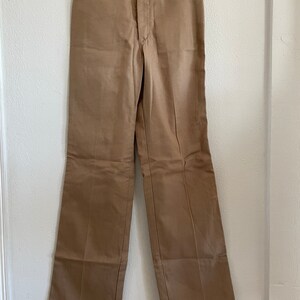 Op de afbeelding: Een lichtbruine broek met een hoge taille en een rechte pijp.