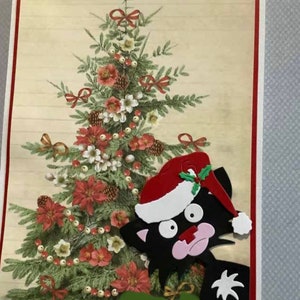 Könnte beinhalten: Eine schwarze Katze mit einem roten Weihnachtsmann-Hut mit weißem Besatz und einem grünen Stechpalmenzweig schaut hinter einem Vintage-Weihnachtsbaum hervor, der mit roten Schleifen, weißen Blumen und roten Beeren geschmückt ist.