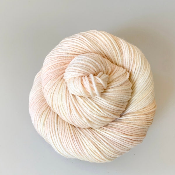 Cafe au Lait Dahlia - Goldfinch - Poids 100% Superwash Merino DK