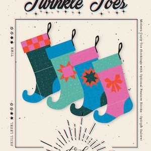 以下が含まれることがあります： 「Twinkle Toes」の文字が入った、カラフルなクリスマスストッキング4つ。ピンク、ブルー、グリーンなど、それぞれ異なる模様と配色。モダンなカールしたつま先スタイルでデザインされています。