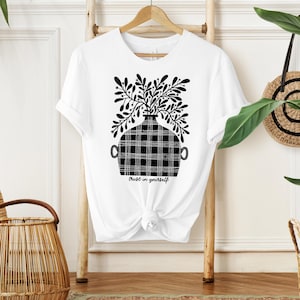 「Trust in Yourself」Tシャツ、「Self Love」Tシャツ、「Black and White Vase」グラフィックTシャツ、「手描きボタニカルTシャツ」、「Motivational Quote」Tシャツ、「Unisex」Tシャツ