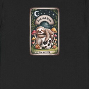 Camiseta con la carta del tarot del perezoso napper: camiseta gráfica unisex para amantes de los animales y entusiastas de los días de ocio.