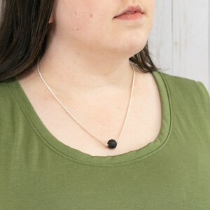 Single Bead Lava Rock Aromatherapy Diffuser Necklace // piedra de lava natural, joyería de aceite esencial, collar de perlas en línea, minimalista