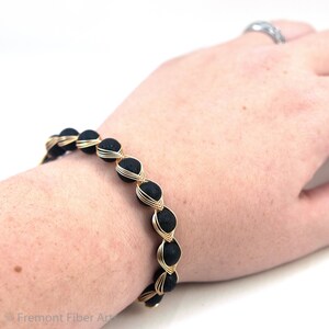 Armband med diffusor av lavasten, handgjorda aromaterapismycken med trådlindning, fiskbensmynt, guldsmycken, silversmycken, eteriska oljor