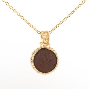 Bezel Set Lavastenhänge runt, aromaterapihalsband, naturliga diffusorsmycken, handgjort trådlindat hänge, eterisk oljeterapi