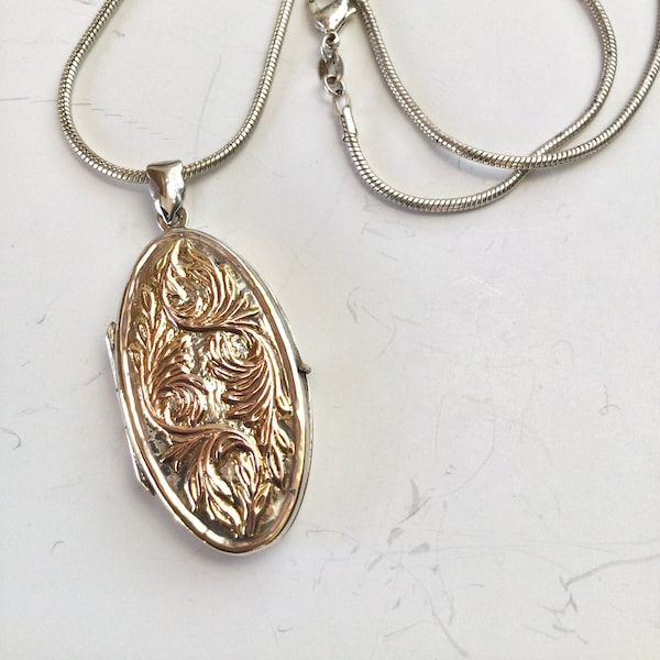 Vintage keepsake photo locket oval fancy sterling silver locket gold plated with feather design on front with 18 inch sterling snake chain