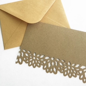 En blanco Nota tarjeta hecha a mano gracias tarjeta flor había troquelada tarjetas. Juego de tarjetas Kraft. Tarjeta de lujo. Regalo de las damas de honor. Agradecimiento. De la boda