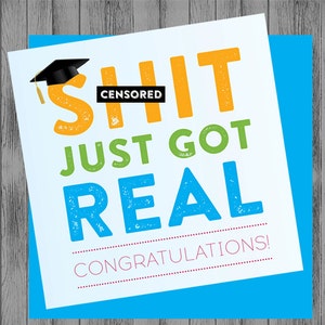 Tarjeta de graduación imprimible. Tarjeta de graduación divertida. ¡La mierda se volvió real! Humor de graduación. Regalo de graduación. Regalo universitario para adolescentes. Cuadrado 4x4"