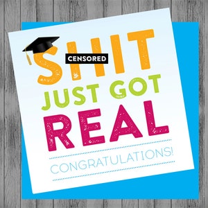 Tarjeta de graduación imprimible. Tarjeta de graduación divertida. ¡La mierda se volvió real! Humor de graduación. Regalo de graduación. Regalo universitario para adolescentes. Cuadrado 4x4"