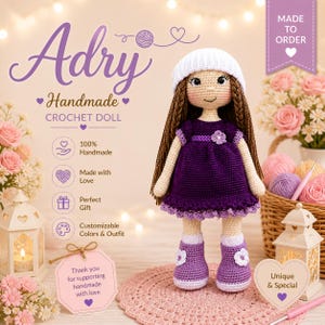 Peut inclure: Poupée au crochet faite à la main nommée Adry, vêtue d'une robe violette, d'un chapeau blanc et de bottes violettes avec des fleurs. La poupée a de longs cheveux bruns et est présentée avec des fleurs et une pancarte "Merci de soutenir le fait main avec amour."