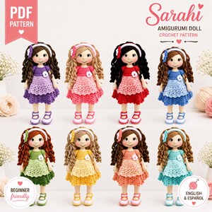 Pode incluir: Uma cole&ccedil;&atilde;o de oito bonecas amigurumi feitas &agrave; m&atilde;o, cada uma com um esquema de cores &uacute;nico. As bonecas apresentam cabelo encaracolado, vestidos e sapatos. O texto "Sarahi AMIGURUMI DOLL CROCHET PATTERN" &eacute; exibido no topo. As palavras "PDF PATTERN" e "BEGINNER friendly" tamb&eacute;m s&atilde;o vis&iacute;veis.