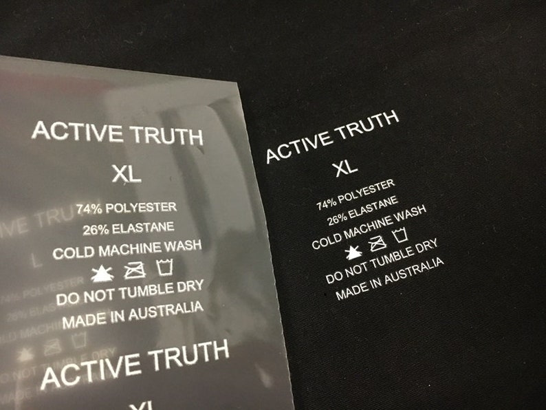 K&ouml;nnte beinhalten: Wei&szlig;es Pflegeetikett mit schwarzem Text, der "ACTIVE TRUTH XL 74% POLYESTER 26% ELASTANE COLD MACHINE WASH DO NOT TUMBLE DRY MADE IN AUSTRALIA" lautet, mit Symbolen f&uuml;r Waschanweisungen.