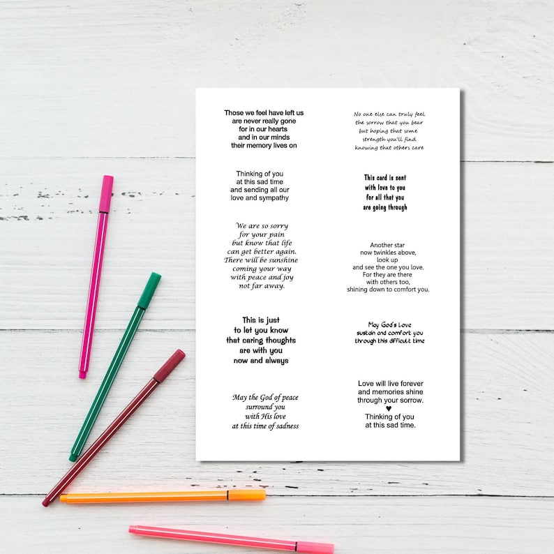 Op de afbeelding: Een witte kaart met condoleanceberichten in zwarte tekst, omringd door kleurrijke pennen. De kaart bevat zinnen als "Denken aan jou" en "We zijn zo verdrietig."